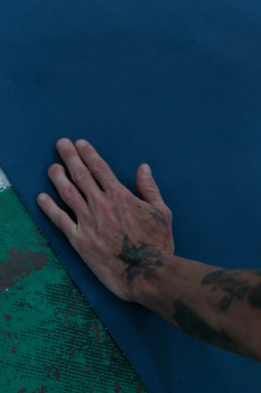 Mano apoyada sobre el mat — detalle