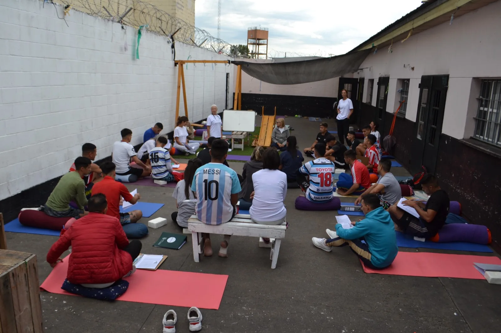 Clase teórica en el patio de la unidad